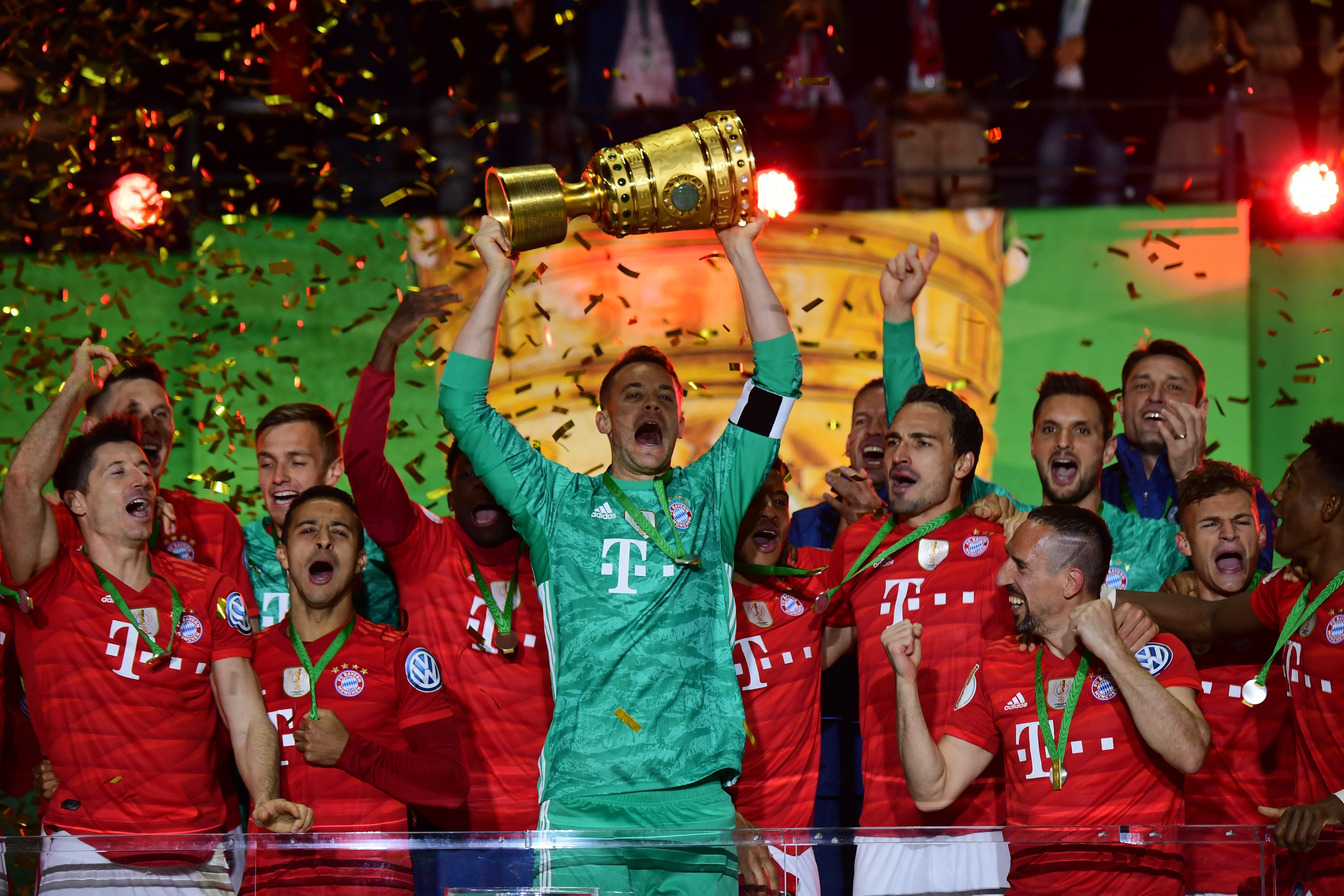 林诗栋：我没有让大家失望！胜利后亲吻胸前国旗