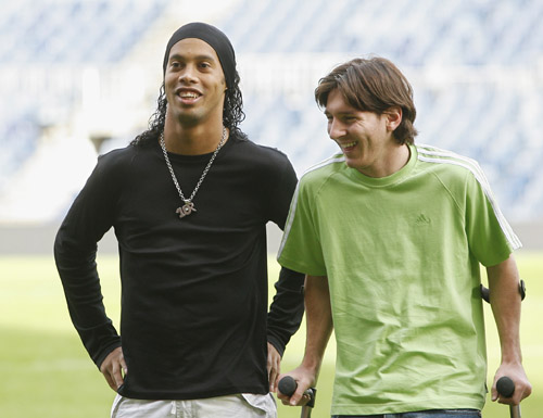 庆祝苏超夺冠，泰州市委书记与泰州队球员合唱《歌唱祖国》