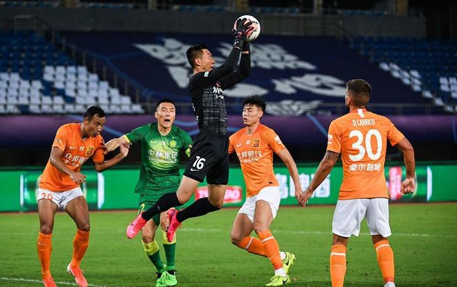 围绕着莱万与凯恩的转会传闻大家觉得拜仁会同意吗？