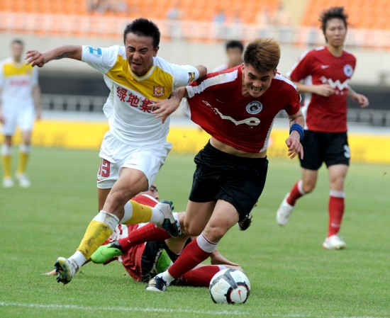 青岛次节轰出一波18-4广厦反超比分，三外援半场31分