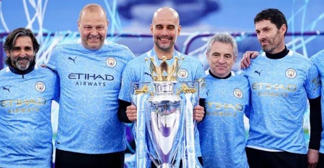 感受土超的气氛，埃德森在伊斯坦布尔德比中遭球迷投掷塑料杯